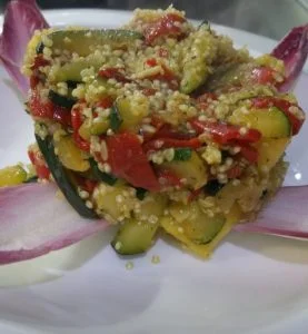 Salteado de calabacín con quinoa y pimientos del Piquillo